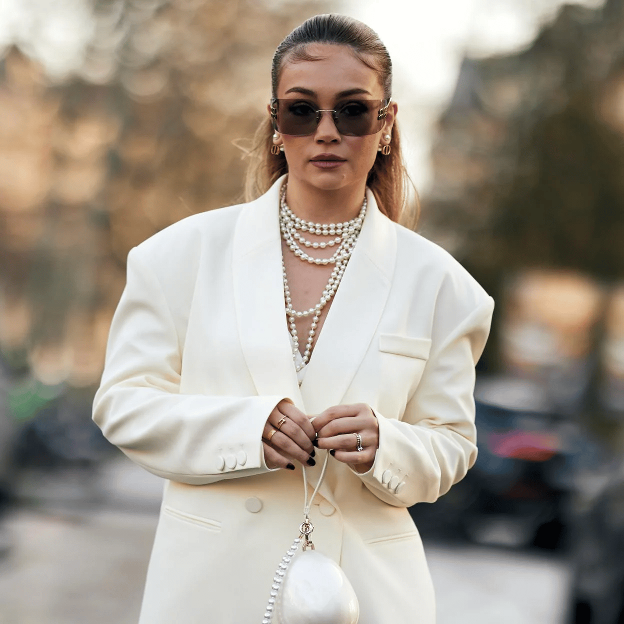 Mujer elegante con collar de perlas
