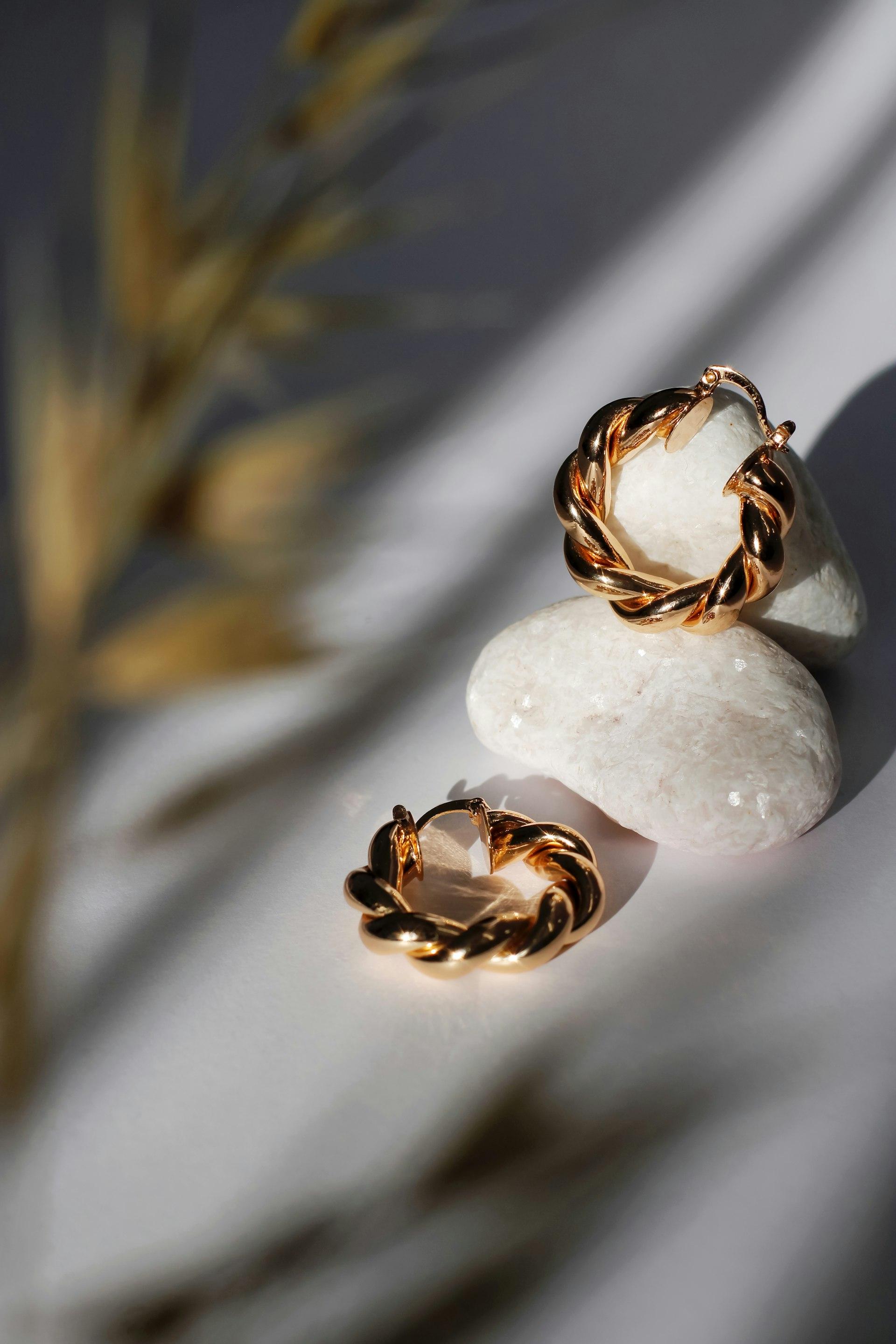 Mujer con aretes dorados